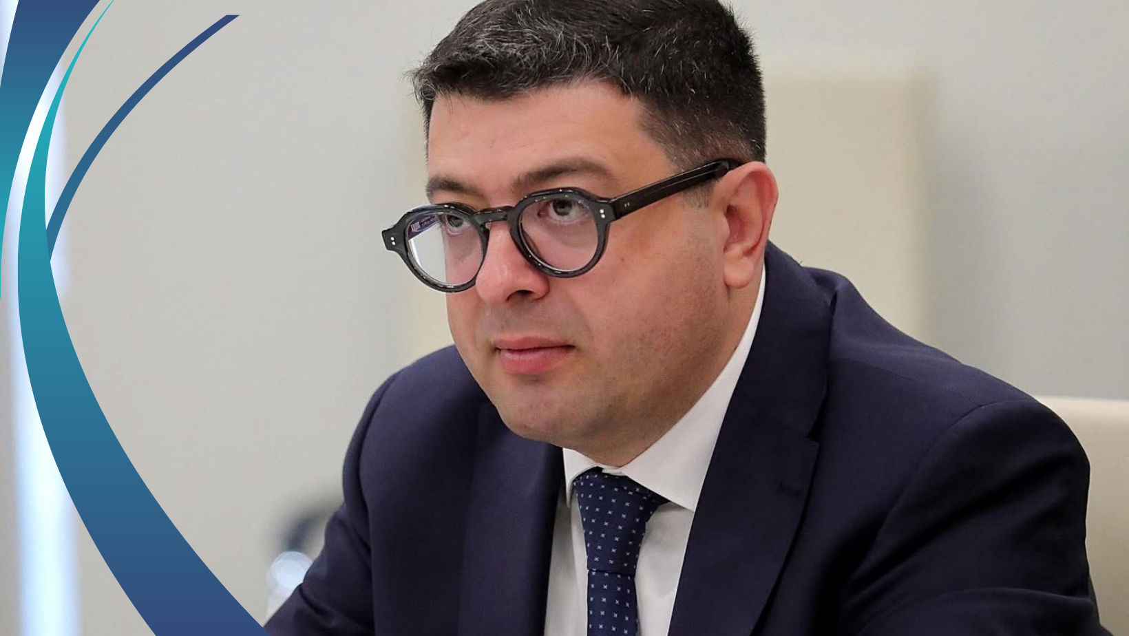 ესენი რომ იპარჭყებიან, მშვიდობიანი დამხობა მოსულაო, საპირისპიროდ, მშვიდობიანი დარბევა, მშვიდობიანი დალეწვა, მშვიდობიანი პანჩურით გაყრაც ხომ მოსულა? – დიმიტრი სამხარაძე