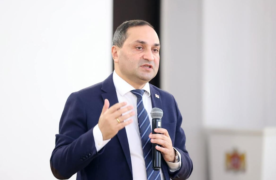 „ხელმძღვანელის წერილობითი თანხმობით, პედაგოგებს აქვთ უფლება განახორციელონ სხვა ანაზღაურებადი პედაგოგიური, სამეცნიერო, შემოქმედებითი, ასევე, სპორტული საქმიანობა. ამ მიმართულებით არ არსებობს რაიმე ტიპის შეზღუდვა“